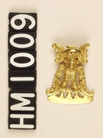 God ornament representing an anthropomorphic bat or iguana-boa. A curly head crest and similar curly "appendages" balance the figure.