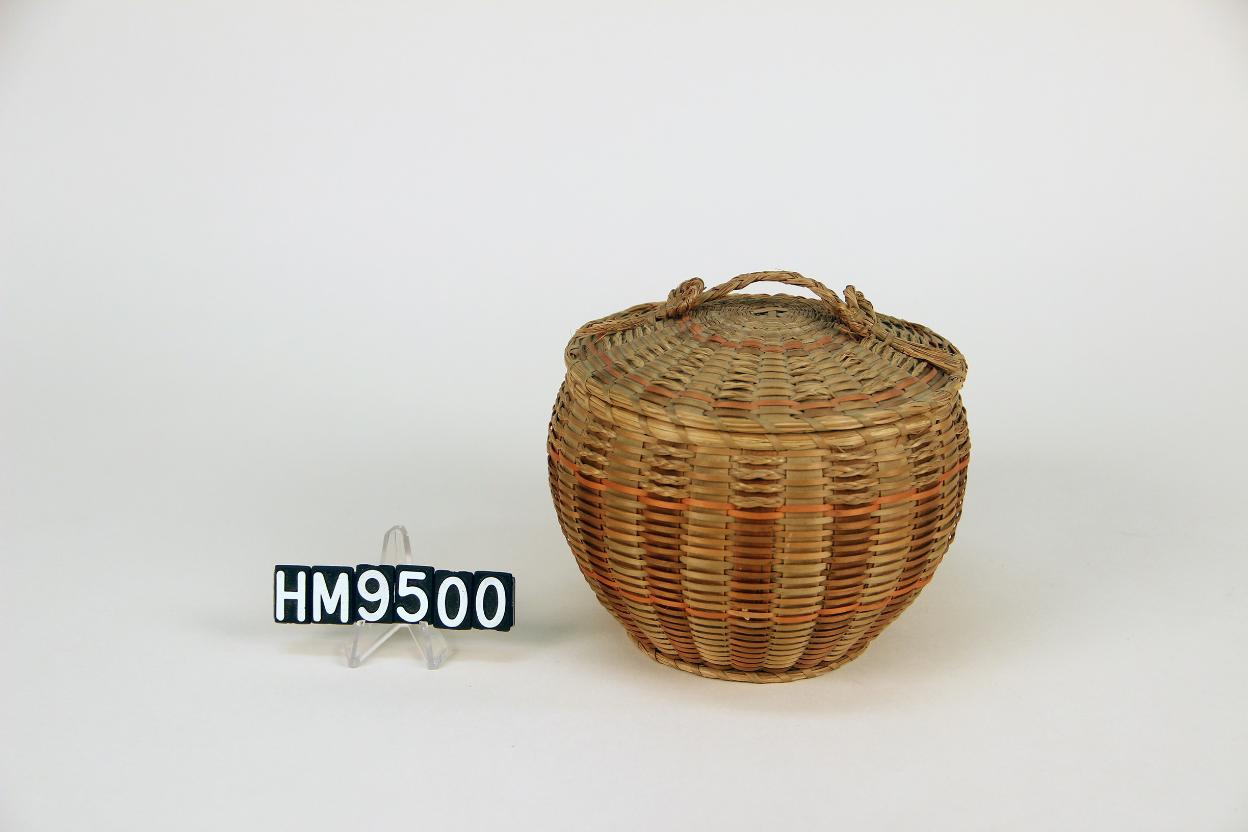 Image of small bowl-shaped basket with cover.