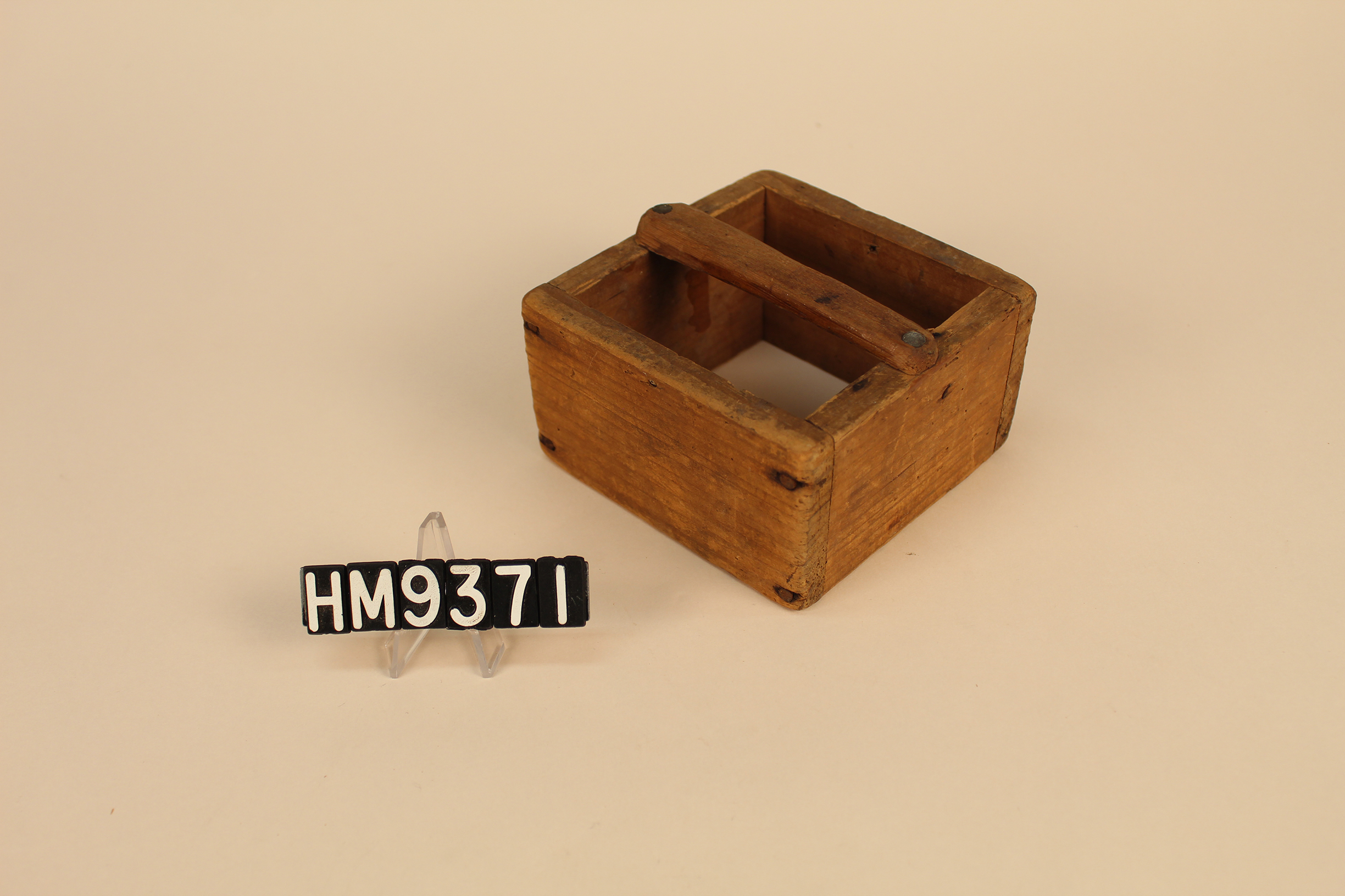 Image of rectangular basket form with handle.