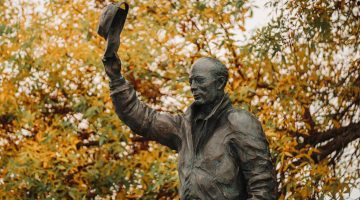 A photo of a statue of Harold Alfond on a UMaine's campus