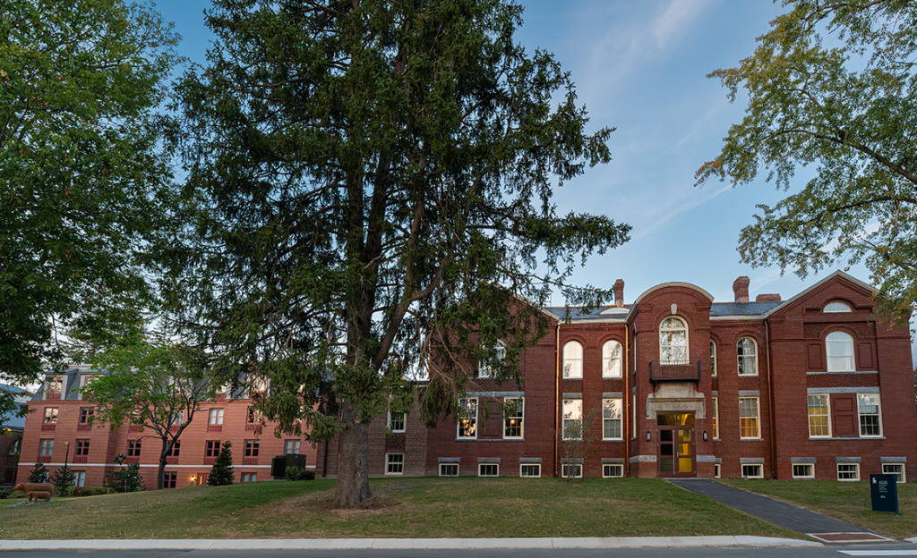 An exterior photo of Hotel Ursa